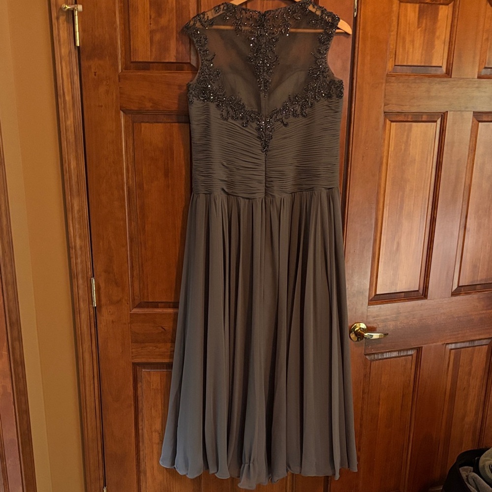 Elegant Sleeveless Gray Dress with Beaded Accents - Picture 10 of 10